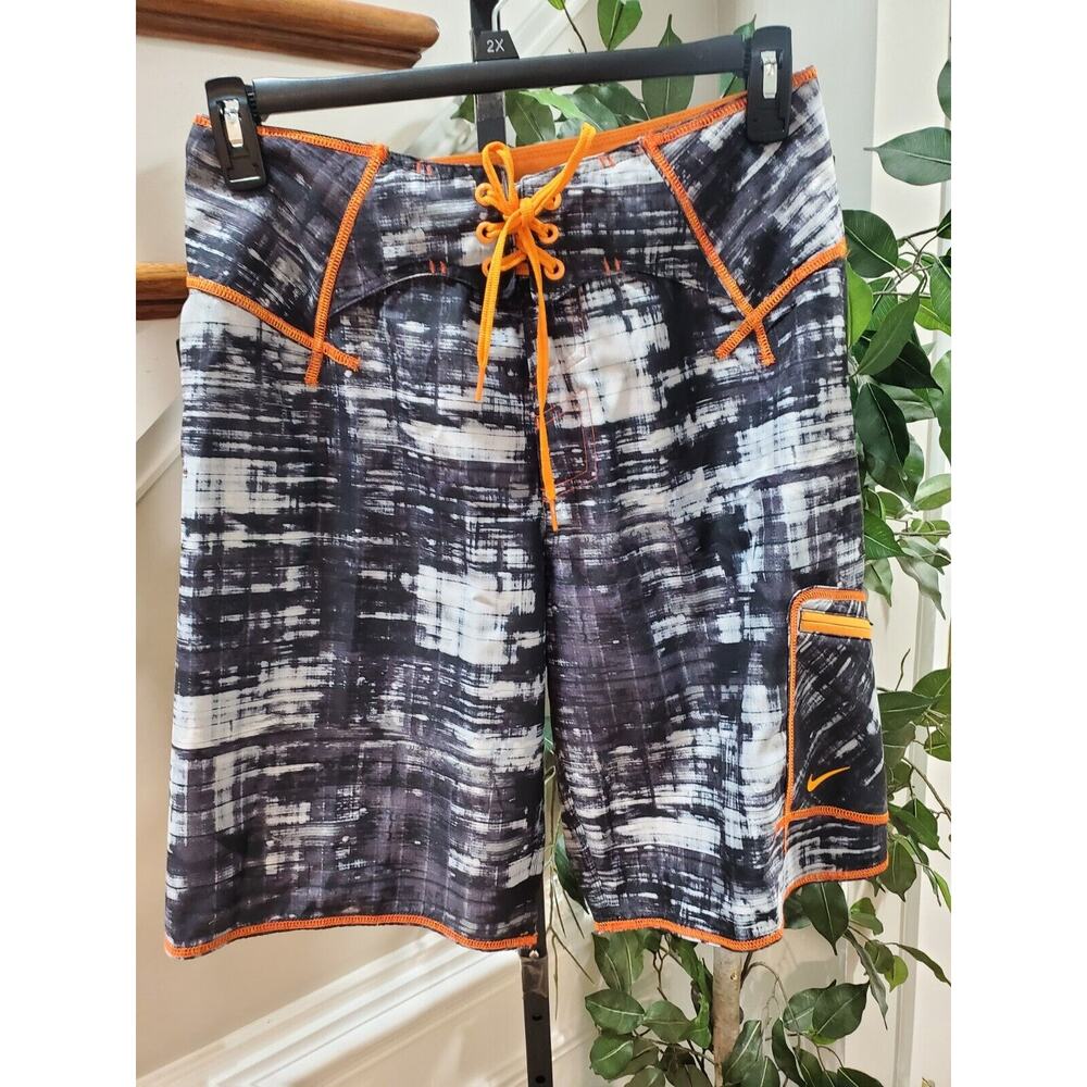 Nike Men's Gray & White Polyester Pull On Swim Trunk Logo Print Shorts Size 30 - Picture 1 of 11